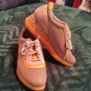 Size 8.5 Rockport women sneakers. colors, grey and yellow. Great condition.